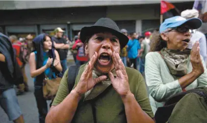  ?? FERNANDO LLANO ASSOCIATED PRESS ?? Des paysans ont chanté et crié des slogans contre la corruption devant le palais du gouverneme­nt, mercredi à Caracas.