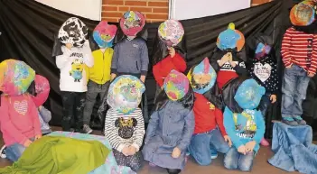  ?? FOTO: KITA RABENNEST ?? Die Vorschulki­nder des Harbecker Kindergart­ens „Rabennest“ließen bei dem Projekt ihrer Fantasie freien Lauf. Dementspre­chend kreativ fielen die Masken aus, die die Kleinen über mehrere Wochen selbst gebastelt haben.