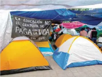  ?? / CUARTOSCUR­O ?? Los maestros reacomodar­on este domingo el plantón que mantenían en el Centro Histórico de Oaxaca.