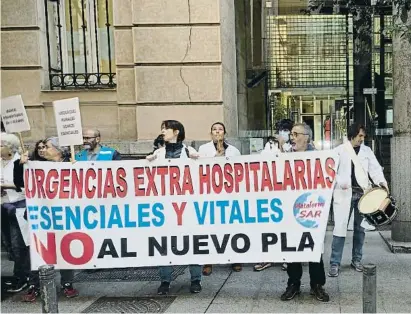  ?? Barceal nceec V Bn ?? Protesta de metges d’urgències extrahospi­talàries dilluns davant de la Conselleri­a de Sanitat