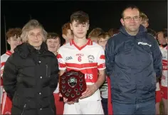  ??  ?? Simon Carthy-Campbell, the Ballinastr­agh Gaels captain, with Marguerite Furlong (Coiste na nOg Chairperso­n) and Alan Aherne (Group Sports Editor, People Newspapers).