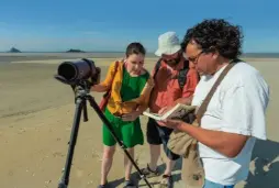  ??  ?? Passé la bande de sable en haut de la plage des Genêts, on arrive sur la vasière. Face à nous, le Montsaint-michel et Tombelaine sont posés sur l’horizon, au-delà du banc de vase qui ce matin, constitue notre site d’observatio­n. Pour nous aider à...