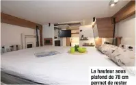  ??  ?? La hauteur sous plafond de 78 cm permet de rester assis sur le lit sans que la tête touche le plafond.
Long de 7,45 m, le P746 FC Evidence reçoit de série la motorisati­on 140 ch du Ducato