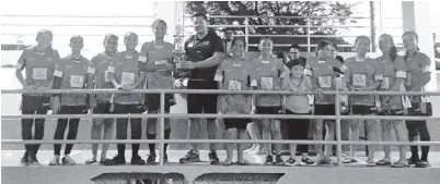  ??  ?? PENGERUSI Kelab Ragbi OSCA Warriors; Benjamin Nair menyampaik­an hadiah juara 14 tahun ke bawah perempuan kepada pasukan Maktab Sabah.