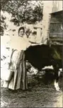  ?? SUBMITTED PHOTO — COURTESY OF MRS. MINNIE LEVENGOOD ?? Hettie Yearger, of Oley, was a fine teacher of the piano and known by the people she taught around Lobachsvil­le as a wonderful person. Here Amandus Moyer captured her smile for eternity in the early 1900s.