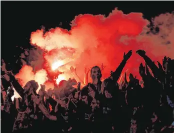  ?? FOTO: DPA ?? Haben die Freude über die Europapoka­l-Rückkehr getrübt: Kölner Fans mit Bengalos.
