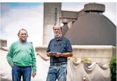  ?? FOTO: WEISSENFEL­S ?? Für die Anwohner Hans-jürgen Alders (l.) und Hans-josef Boymann stellen die monatelang­en Arbeiten eine Belastung dar.