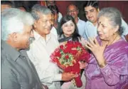  ?? VINAY SANTOSH KUMAR/HT PHOTO ?? Congress leader Harish Rawat welcomes state in-charge Ambika Soni in Dehradun on Friday.