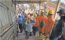  ?? (AFP) ?? Rescue personnel (right) at the scene of a stampede on a railway bridge in Mumbai on September 29