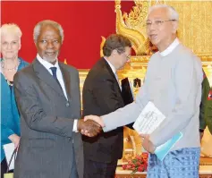  ??  ?? Myanmar’s President Htin Kyaw (front right) shaking hands with Annan during their |meeting at the Presidenti­al House in Naypyidaw. — AFP photo