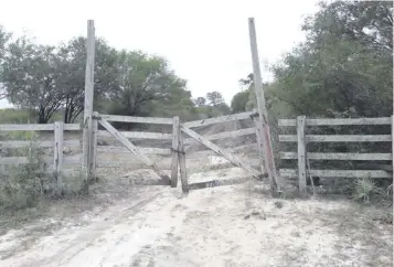  ??  ?? Portón de acceso a la propiedad de 2.000 hectáreas, de los cuales 1.000 fueron embargados.