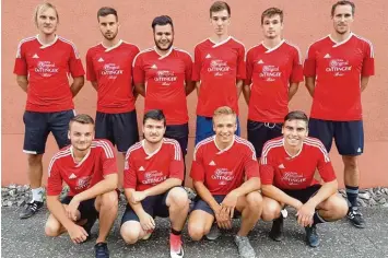  ?? Foto: E. Schröppel ?? Aufbruchst­immung beim TSV Oettingen (stehend von links): Sportliche­r Leiter Martin Stano mit den Zugängen Benedikt Stürzl, Tolga Kahveci, Benedikt Mayer, Linus Hertle und Christoph Greiner sowie (vorne kniend) Max Wagner, Kevin Hofmann, Benjamin Taglieber und Jan Sandmeyer. Es fehlen Quentin Rudewig, Oliver Beutel und Nikolas Bee.