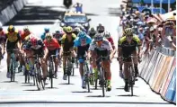  ?? DAVID MARIUZ/EPA-EFE ?? NAIK KE PUNCAK: Peter Sagan memenangi etape keempat Tour Down Under yang berlangsun­g dari Norwood ke Uraidla, Australia Selatan, kemarin.