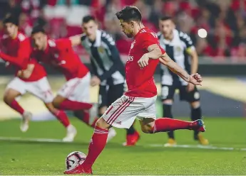  ??  ?? Pizzi festeja o quinto golo, ao cobrar um penálti que ele próprio “provocara”