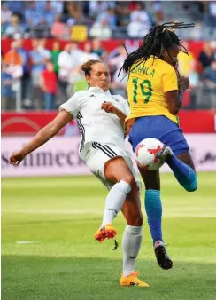  ?? Foto: dpa/Uwe Anspach ?? Babett Peter (l.) gegen Brasiliens Torschützi­n Ludmila