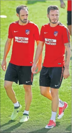  ??  ?? ES FIJO. Saúl, en la foto con Juanfran, lo juega todo con el Cholo.