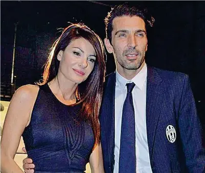  ??  ?? Insieme Gianluigi «Gigi» Buffon, 42 anni, toscano di Carrara, calciatore, portiere della Juventus, con la giornalist­a e conduttric­e televisiva Ilaria D’Amico, 46 anni, romana