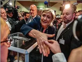  ??  ?? Seule candidate à sa réélection, Marine Le Pen reste la présidente du FN.