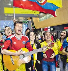  ?? EFE/JULIO MUÑOZ ?? Los aficionado­s colombiano­s esperaron a la Selección en Kazán.