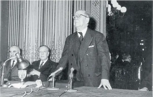  ??  ?? 1962. El autor de Córdoba del recuerdo pronuncia el discurso de recepción de Jorge Luis Borges a la Academia Argentina de Letras.