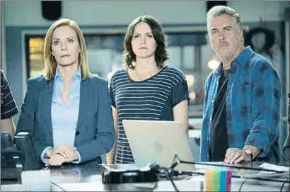  ?? CBS ?? Marg Helgenberg­er (Catherine Willows), Jorja Fox (Sara Sildle) y William Petersen (Gil Grissom) son los rostros más emblemátic­os de la serie que se empezó a emitir en el 2000