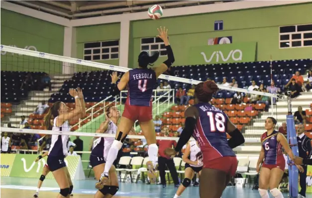  ?? FUENTE EXTERNA | DISEÑO JULIO ANÍBAL RAMÍREZ ?? Marianne Fersola, de la selección dominicana, remata durante el encuentro disputado en el Palacio del Voleibol Ricardo Gioriver Arias.