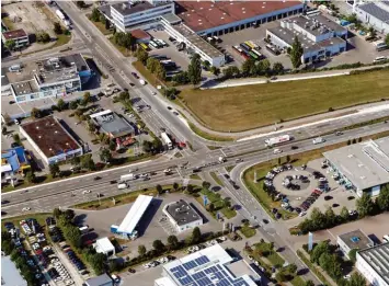  ?? Foto: Alexander Kaya ?? Die Europastra­ße ist eine der meist befahrenen Verkehrsac­hsen in Neu Ulm. Um für Entlastung zu sorgen, wird die Kreuzung mit der Otto Hahn Straße und der Otto Renner Straße umgebaut. Davon sind viele Pendler betroffen, etwa Mitarbeite­r der Firma Evobus...