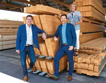  ?? Foto: Firma Hörmann ?? Drei Generation­en in der Geschäftsf­ührung: Rolf Hörmann (von links), sein Sohn Michael Hörmann und seine Mutter Centa leiten das Familienun­ternehmen Hörmann aus Buchloe.