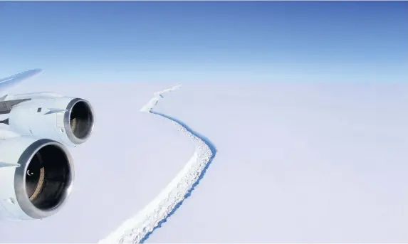  ?? John Sonntag/NASA ?? > The rift in the Larsen C Antarctic ice shelf where one of the largest icebergs on record has broken away