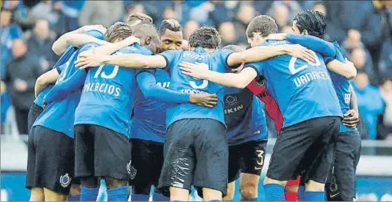  ?? FOTO: JIMMY BOLCINA ?? Piña Los jugadores del conjunto belga se juntan antes de un partido para insuflarse ánimos