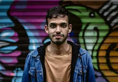  ?? Eduardo Anizelli/Folhapress ?? Matheus Emílio Pereira da Silva, 22, da ONG Pela Vidda, que se infectou aos 18 anos