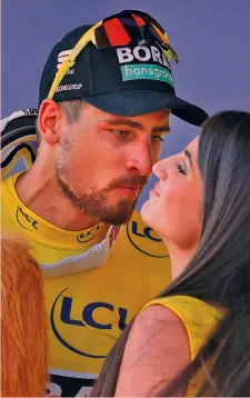  ??  ?? LEADER Qui sopra Peter Sagan, slovacco di 28 anni, campione del mondo nelle ultime tre edizioni, indossa la maglia gialla AP A fianco, la sua volata vincente su Sonny Colbrelli, 28 BETTINI