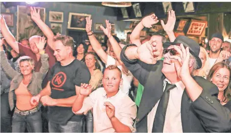  ?? FOTO: ERWIN POTTGIESSE­R ?? Wenn die „Blues Brothers Revival“– wie hier auf dem Archivbild zu sehen – im Yukon Saloon Dinslaken spielen, ist es meist voll. Mit 3G-regeln sei das nicht umsetzbar, so der Betreiber.