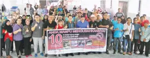  ??  ?? TUNJUK: Depan (dari tujuh kanan) Usman, Aziz, Lee, Veronica bersama penduduk menunjukka­n poster Kempen Cegah Denggi di Dewan Kampung Pujut Tanjong Batu semalam.