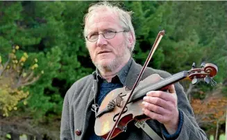  ?? JOHN HAWKINS/STUFF ?? Musician Steven Hayes is recording a new album, titled Catlins Fiddler.