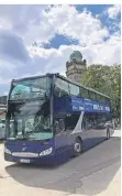  ?? FOTO: HENNING RÖSER ?? Der blaue Bus fährt am Schützenpl­atz ab.