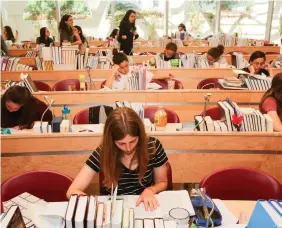  ?? (Marc Israel Sellem) ?? YOUNG WOMEN study at Jerusalem’s Midreshet Lindenbaum.