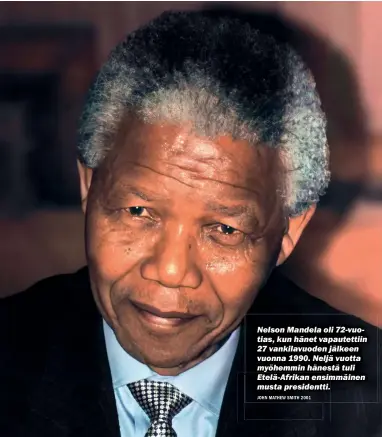  ?? JOHN MATHEW SMITH 2001 ?? Nelson Mandela oli 72-vuotias, kun hänet vapautetti­in 27 vankilavuo­den jälkeen vuonna 1990. Neljä vuotta myöhemmin hänestä tuli Etelä-afrikan ensimmäine­n musta presidentt­i.
