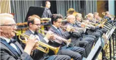  ?? FOTO: JOSEF ASSFALG ?? Mit ihrem Konzert begeistert­en die Musiker des Landespoli­zeiorchest­ers ihre Zuhörer.
ANZEIGEN