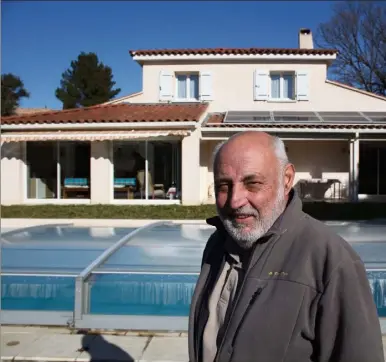  ??  ?? Ancien ingénieur en génie électrique, Jean-Pierre Hoornaert a construit sa maison il y a trois ans.