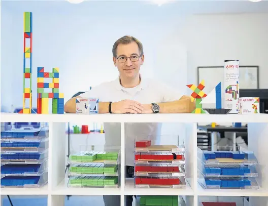  ?? Clemens Fabry ?? Spielzeugh­ersteller Sven Purns inmitten seiner bunten „Ainsteine“.