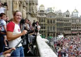  ?? FOTO BELGA ?? Vijftien jaar voor Eden Hazard en co laat Henin de Brusselse Grote markt vollopen.
