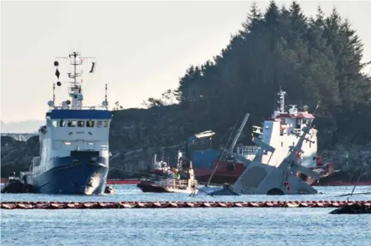  ?? FOTO: NTB SCANPIX ?? På dette bildet jobbes det med å lense fregatten KNM «Helge Ingstad» for olje på stedet hvor den ligger havarert.