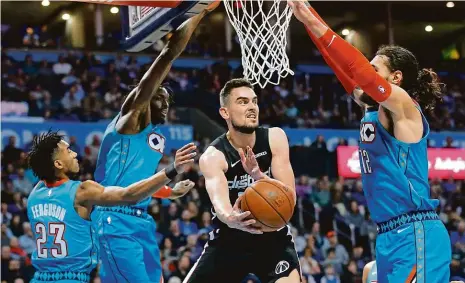  ?? Foto: AP ?? Přesily se nebojím! Tomáš Satoranský, jediný český basketbali­sta v NBA, pod košem zápolí v obležení tří soupeřů z Oklahoma City Thunders.