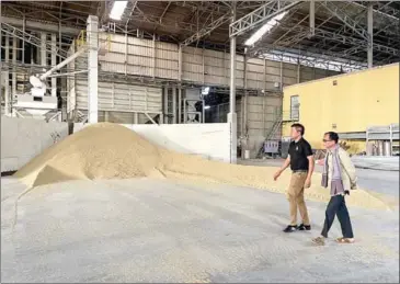  ?? YANG SAING KOMA FB ?? Agricultur­e ministry secretary of state Yang Saing Koma (right) visits a rice mill.