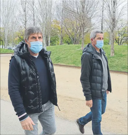  ?? FOTO: PEP MORATA ?? Jordi Roura y Aureli Altimira atendieron a MD a las puertas de la Ciutat Esportiva Joan Gamper donde desempeñan su labor
