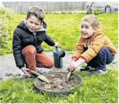 ?? ?? Rien de tel que la pratique : les enfants mettent en place un bac à boue pour apporter la matière première de constituti­on des nids au plus près des hirondelle­s. Viv’Armor Nature