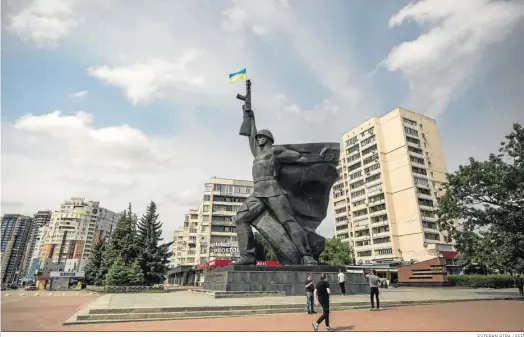  ?? ESTEBAN BIBA / EFE ?? Una bandera ucraniana ondea en el monumento a un soldado soviético en Jarkov.