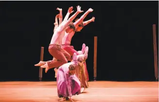  ?? Alexander Renoff-Olson ?? Garrett Anderson (left) and Anne Zivolich-Adams lead the ensemble in “Jardí Tancat.”