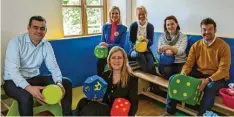  ?? ?? Das Foto von der Eröffnung des integrativ­en Kinderhaus­es in Utting zeigt (vorn) Leiterin Elke Debler und (von links) Bürgermeis­ter Florian Hoffmann, Anja Erndtmann, Pfarrerin Alexandra Eberhardt, Christiane Juraske und Kämmerer Matthias Graf.